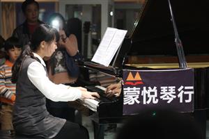 合肥钢琴十级女生备战2015艺考 每天弹